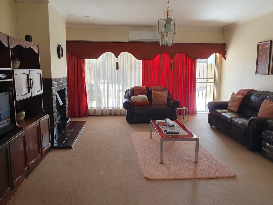 4 Bedroom Property for Sale in Flamingo Park Free State